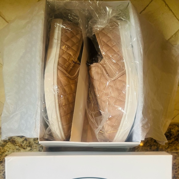 Brand New Steve Madden ECENTRCQ BLUSH. - Picture 5 of 7